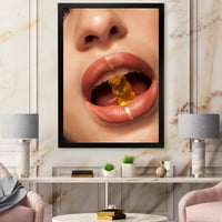Designart 'zatvori pogled na ženske usne koje grizu gumenog medvjeda' moderni uokvireni umjetnički Print